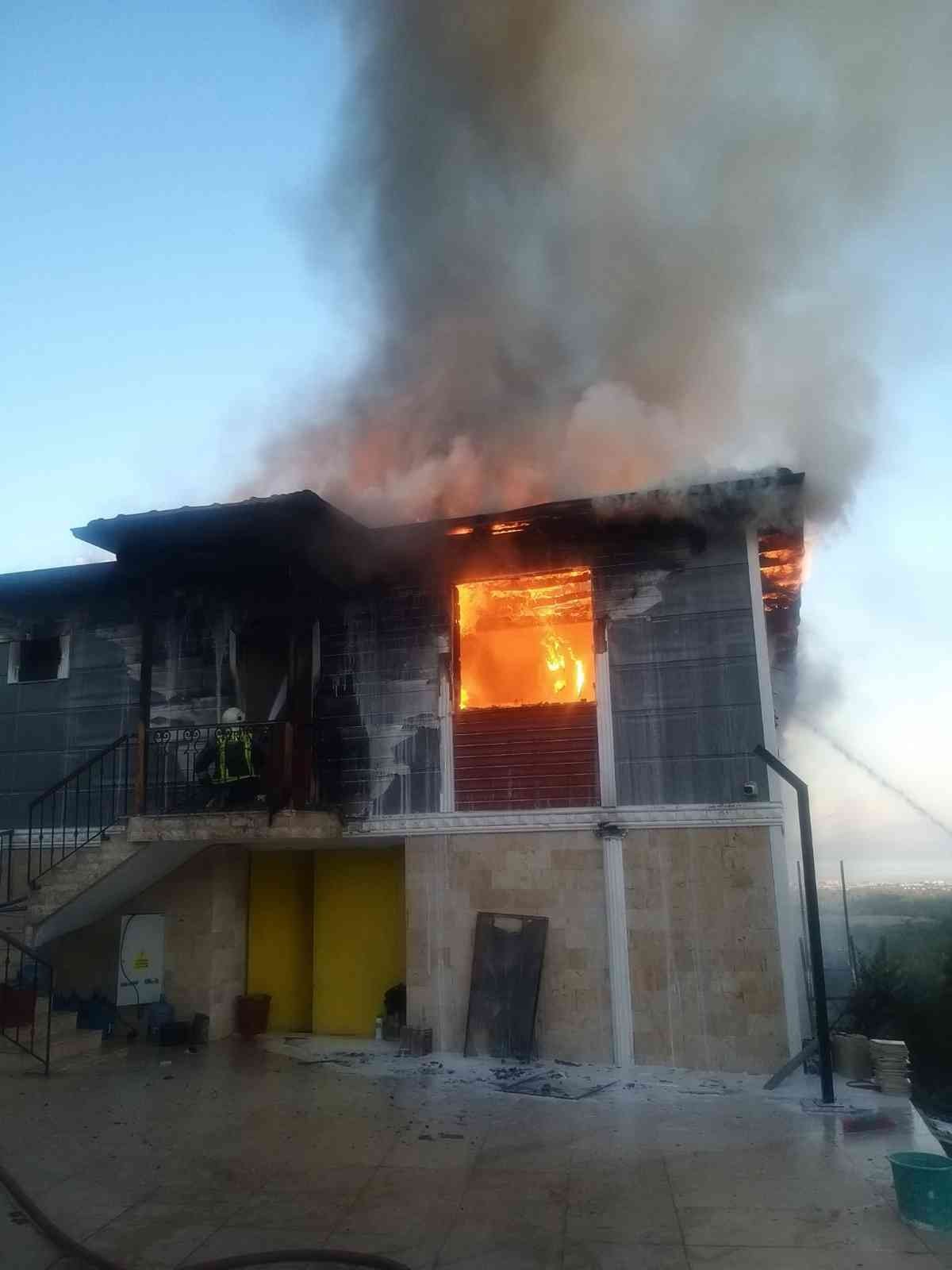 Yangında ev küle döndü