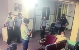 Yardım istediği polisin tabancasını kaptı