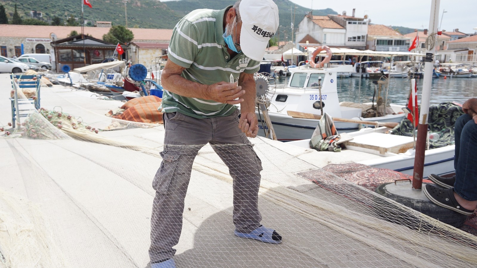 Yarım asırdır özenle ağları tamir ediyorlar