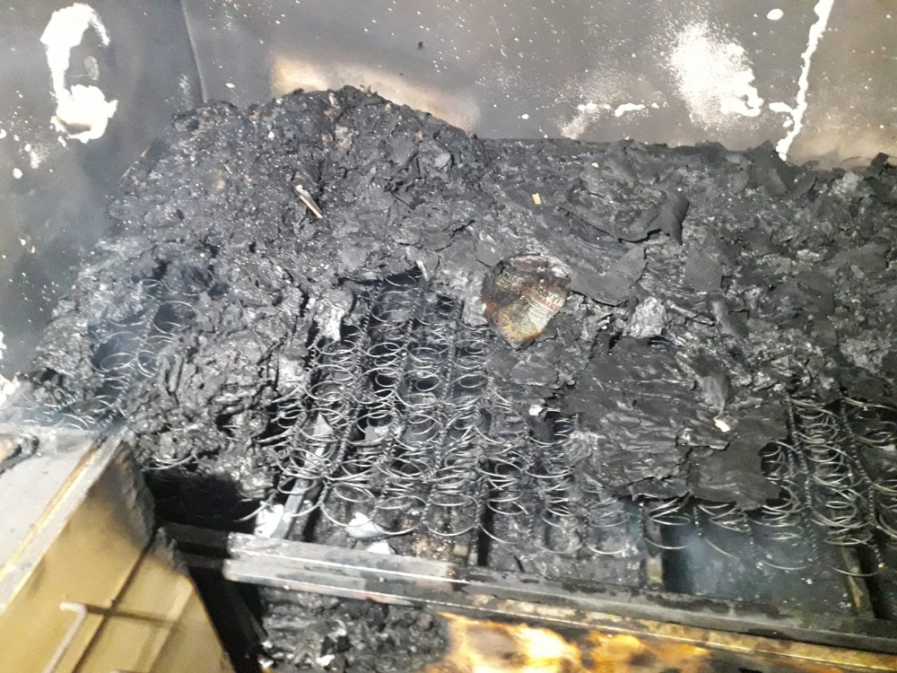 Yaşlı çift, elektrikli battaniyenin neden olduğu yangında öldü