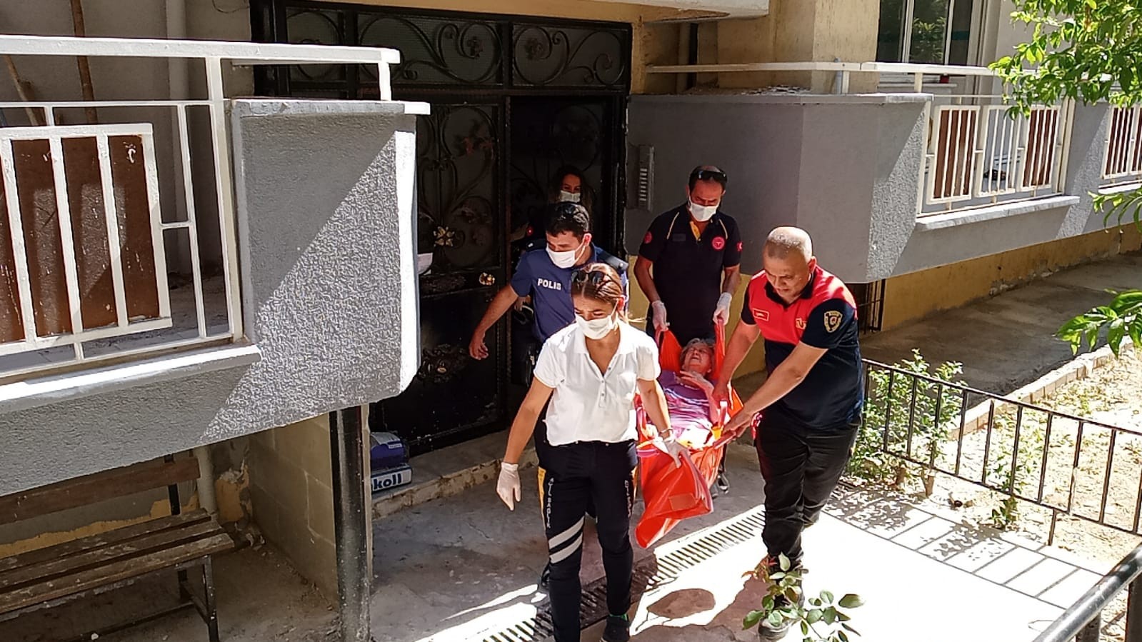 Yaşlı kadının imdadına itfaiye yetişti