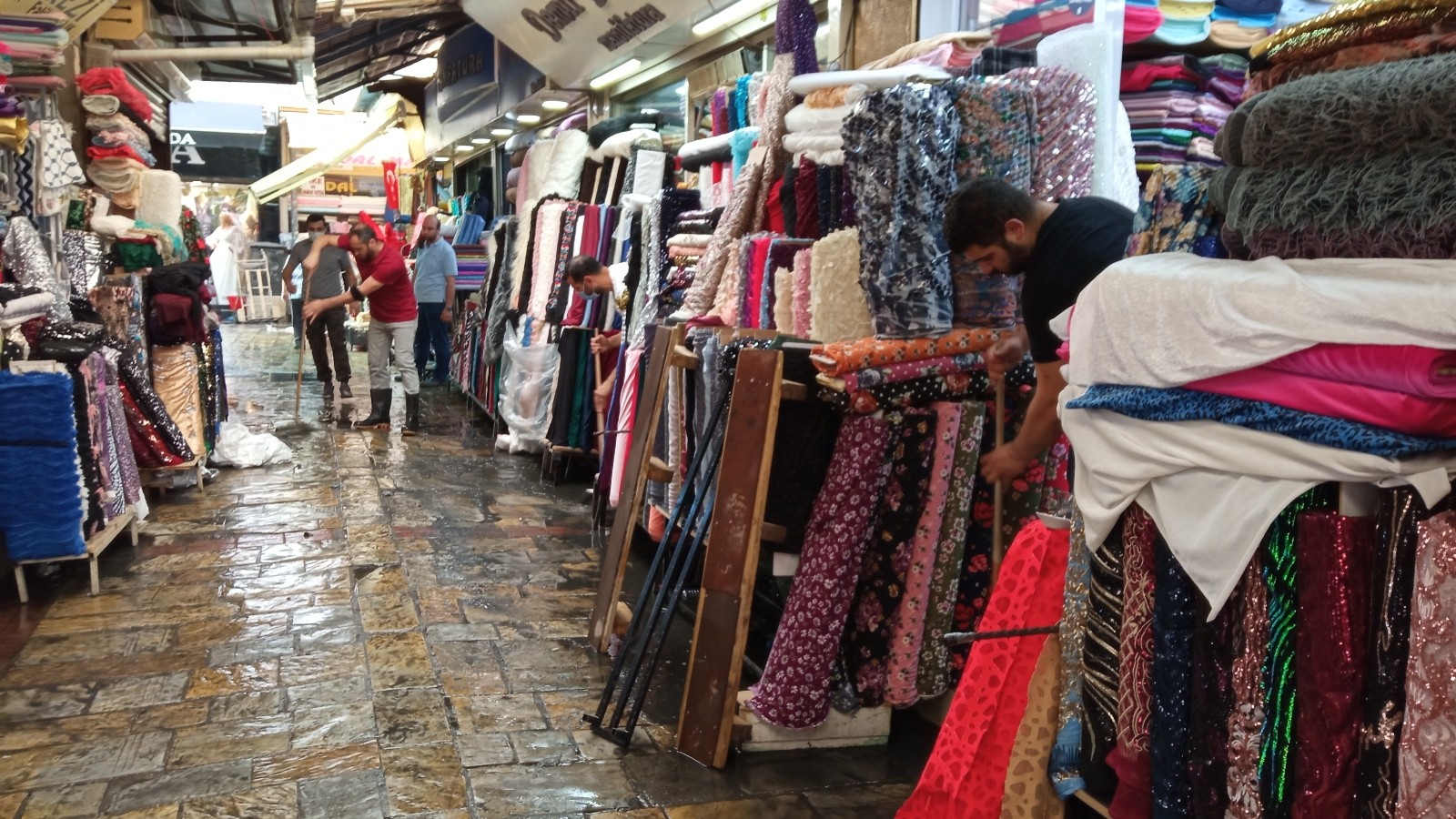 Yaz yağmuru Tarihi Kemeraltı Çarşısı’nı göle çevirdi