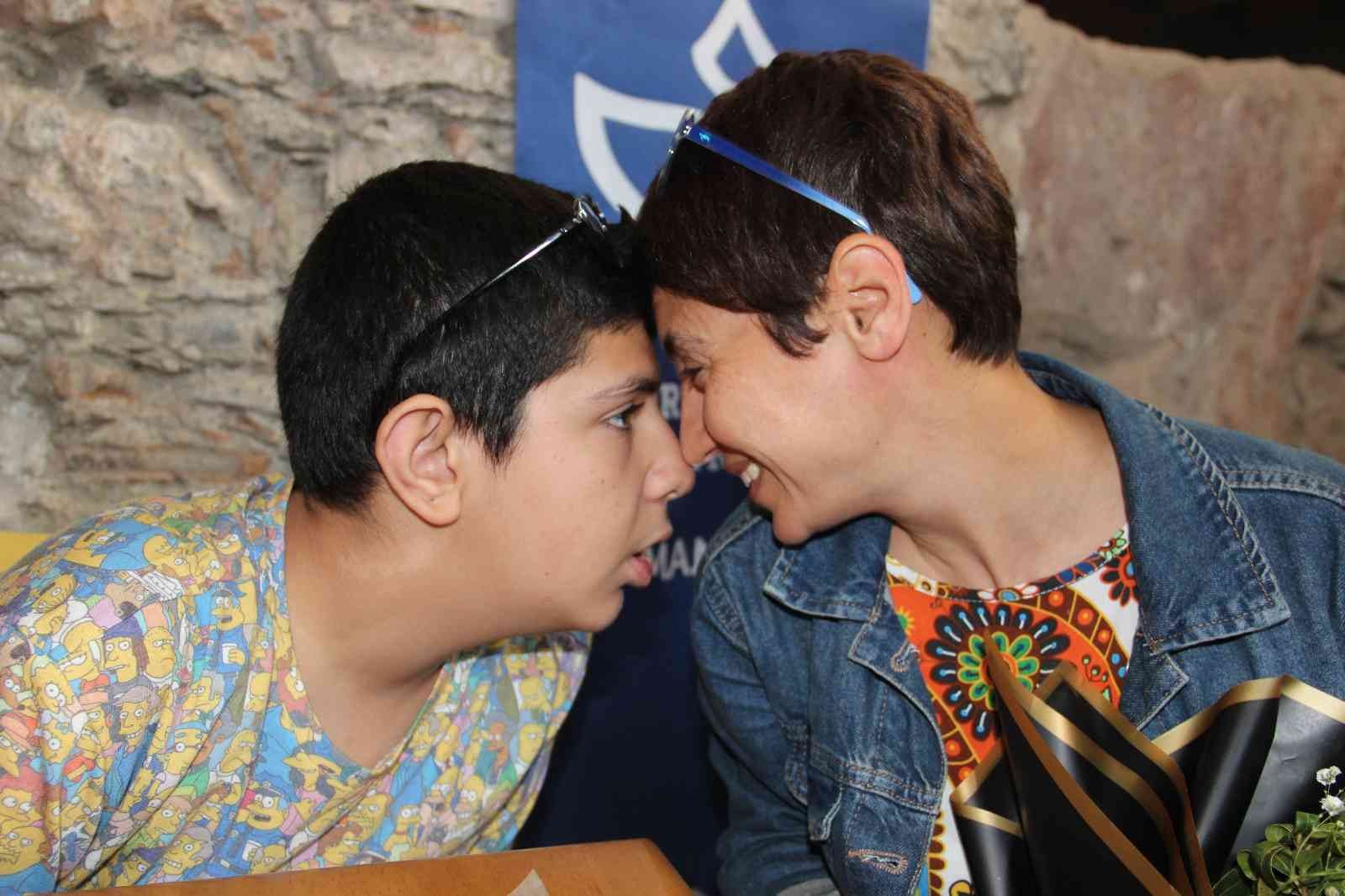 Yılın annesine en tatlı öpücük