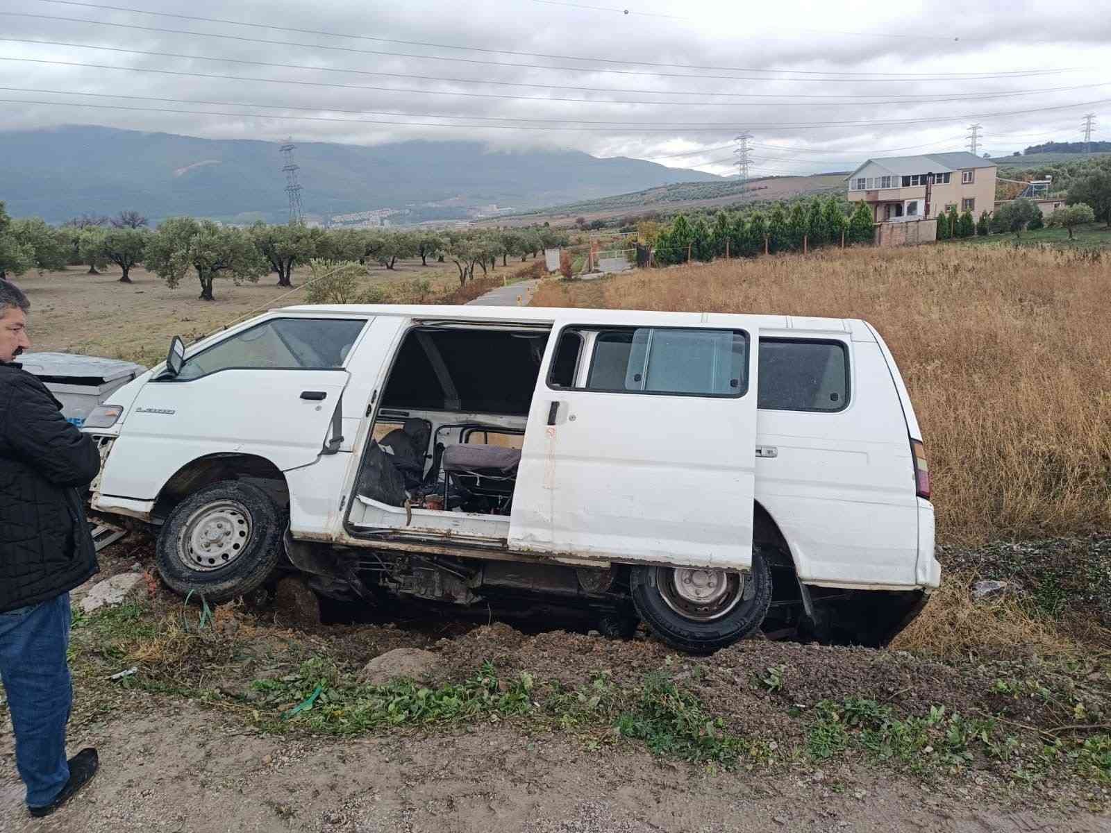 Yoldan çıkan minibüs devrildi: 4 yaralı