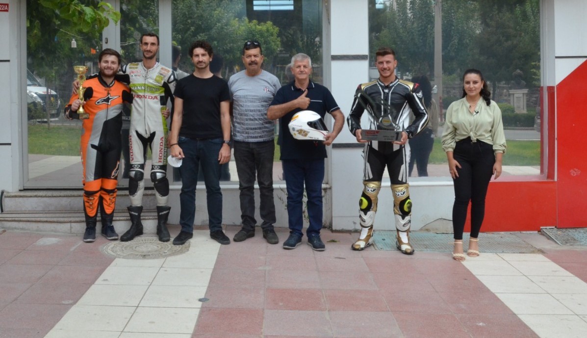 Yumrukaya, şampiyon motorculara başarılar diledi