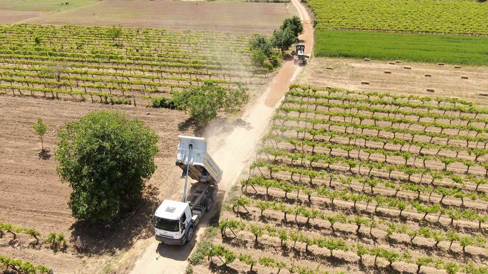 Yunusemre Belediyesi ova yollarını düzenliyor