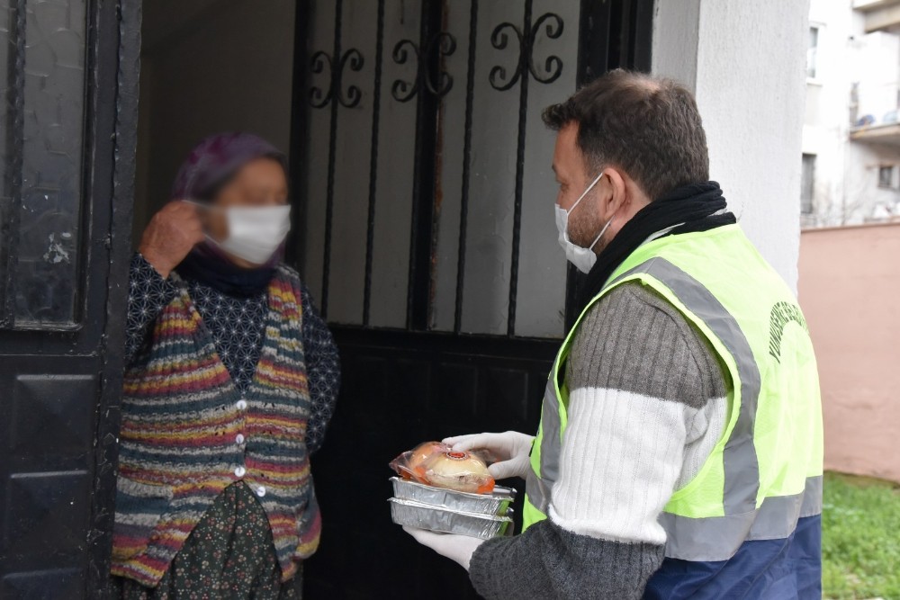 Yunusemre soğuk kış günlerinde de ihtiyaç sahiplerini unutmuyor