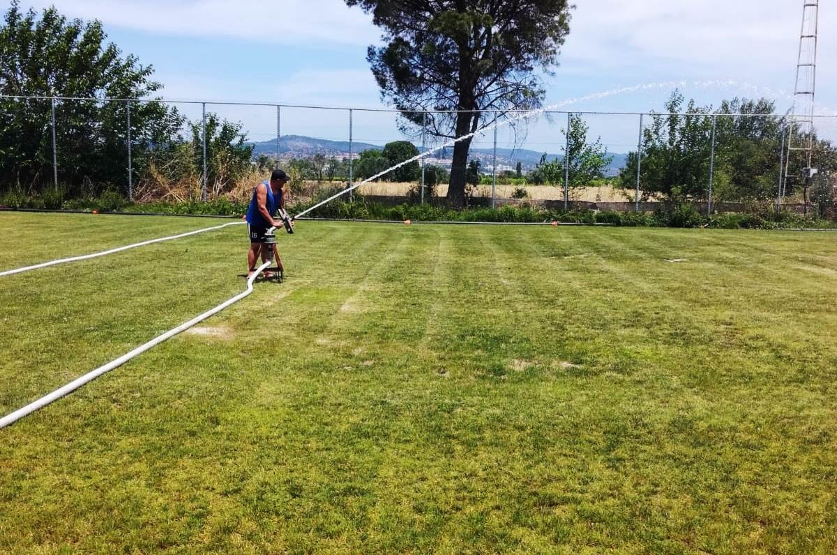 Yunusemre yeşil sahalarını genç sporcularına hazırlıyor