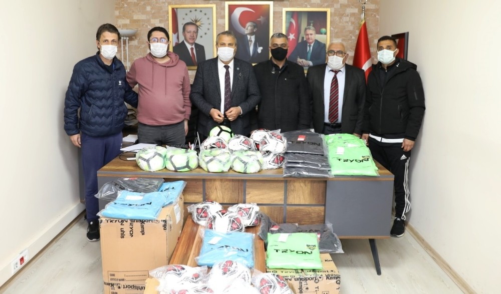 Yunusemre’den Sanayispor’a malzeme yardımı