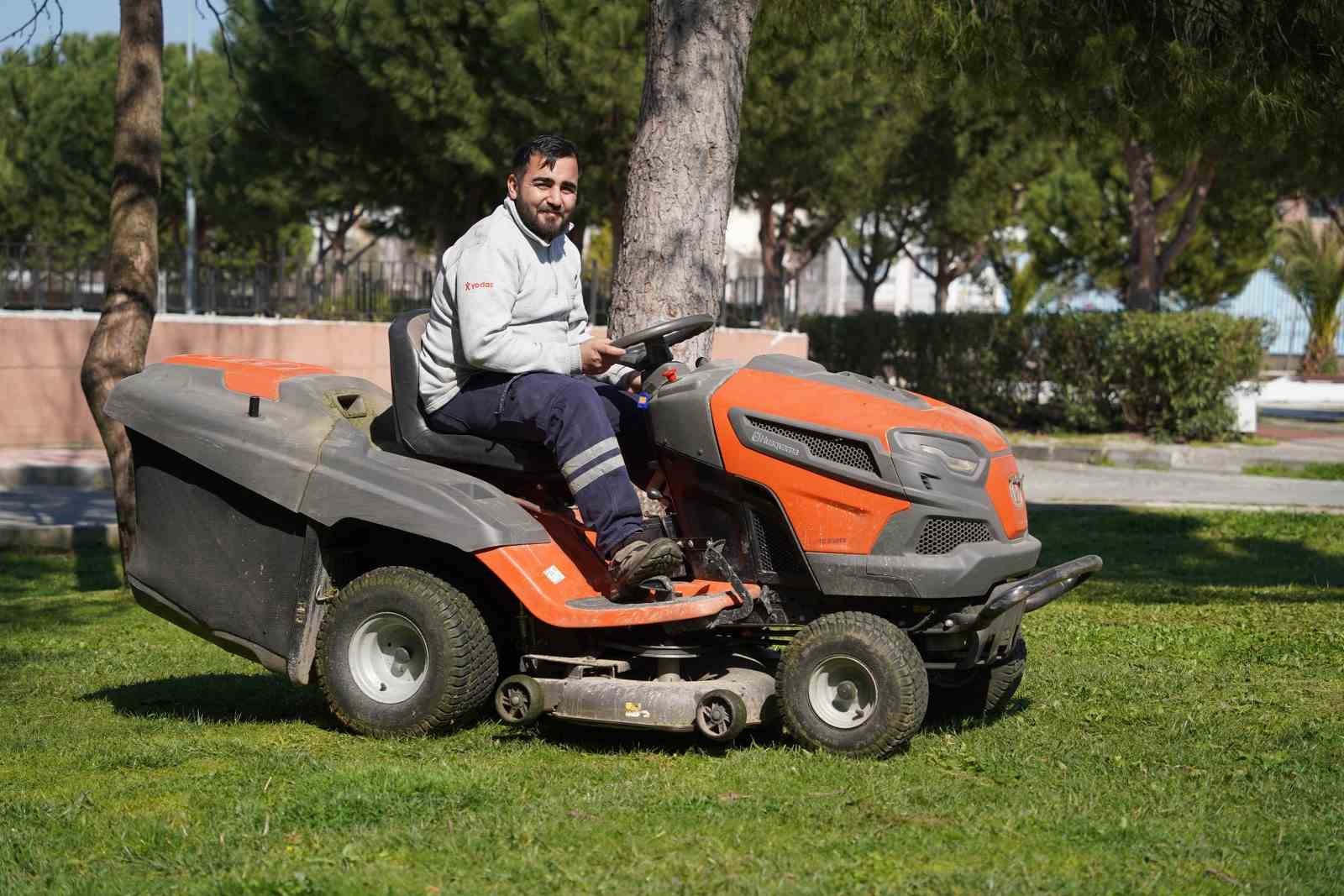 Yunusemre’den parklara bahar temizliği