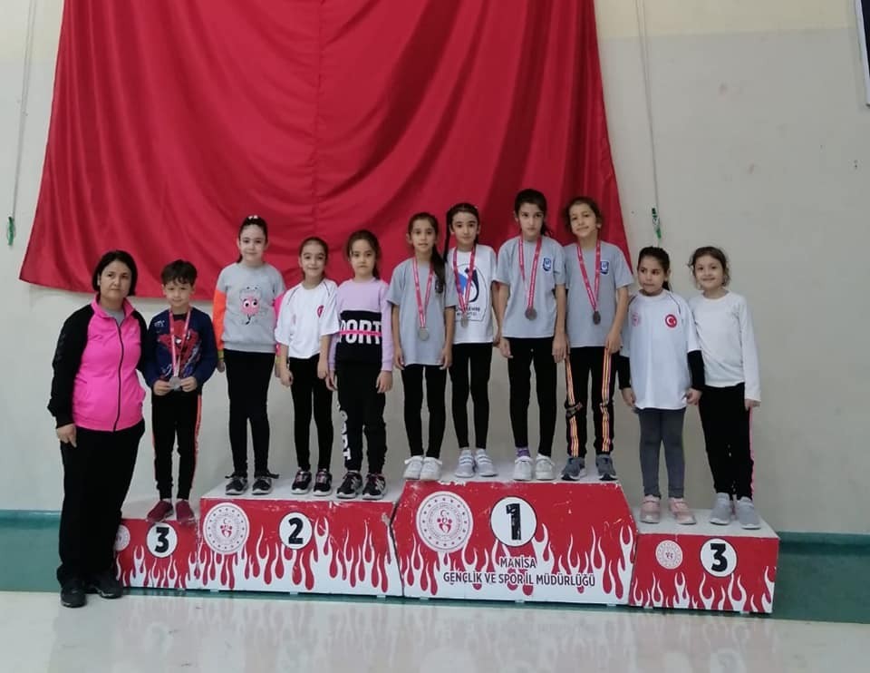 Yunusemreli badmintonculardan madalya yağmuru
