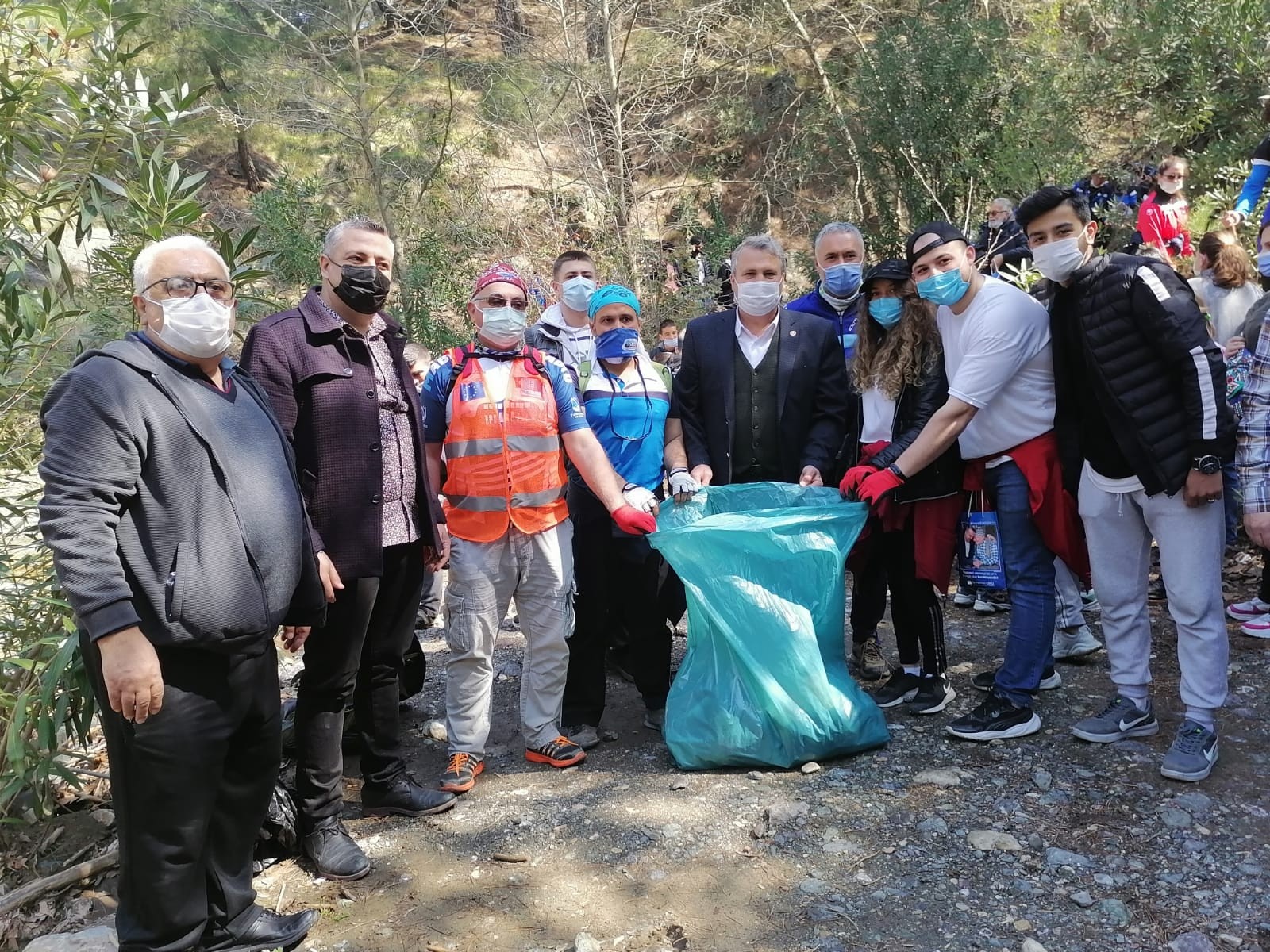 Yunusemreli doğaseverler çevre temizliği için toplandı