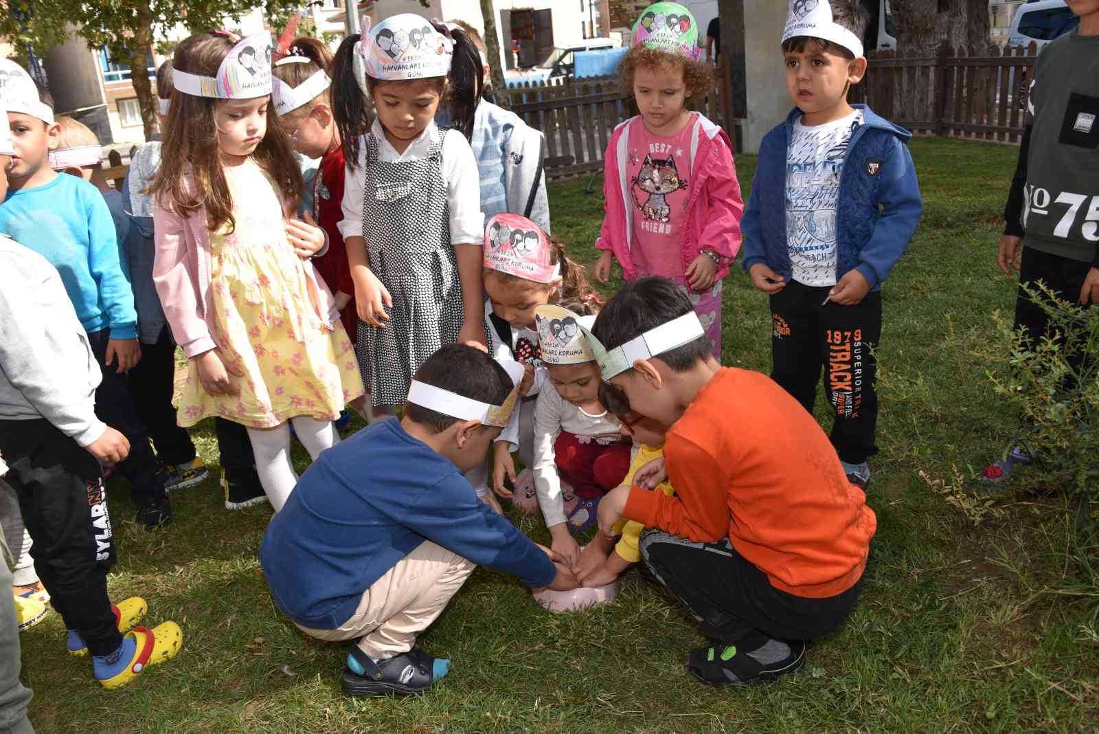 Yunusemreli minikler sokak hayvanlarını unutmadı